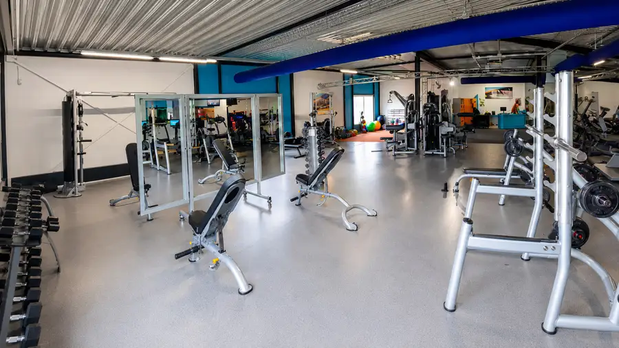 De fitnessvloer van Approach Fitness in Borne, met halters, banken en krachttoestellen